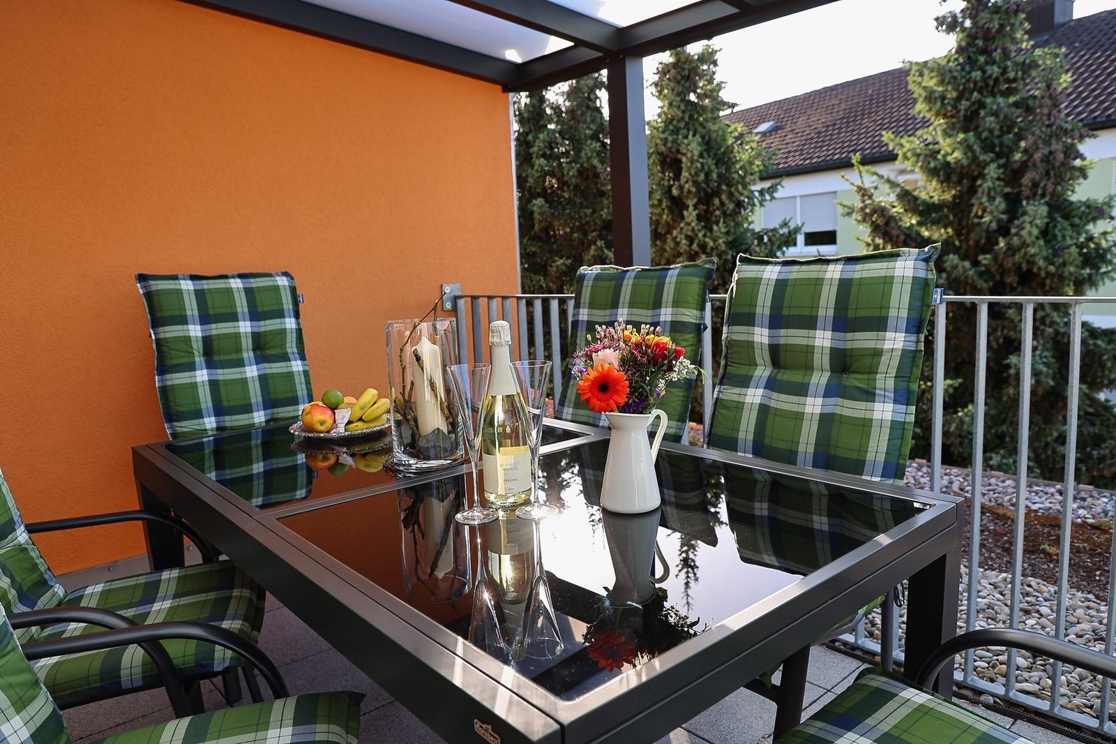Sonnige Terrasse mit gedecktem Tisch