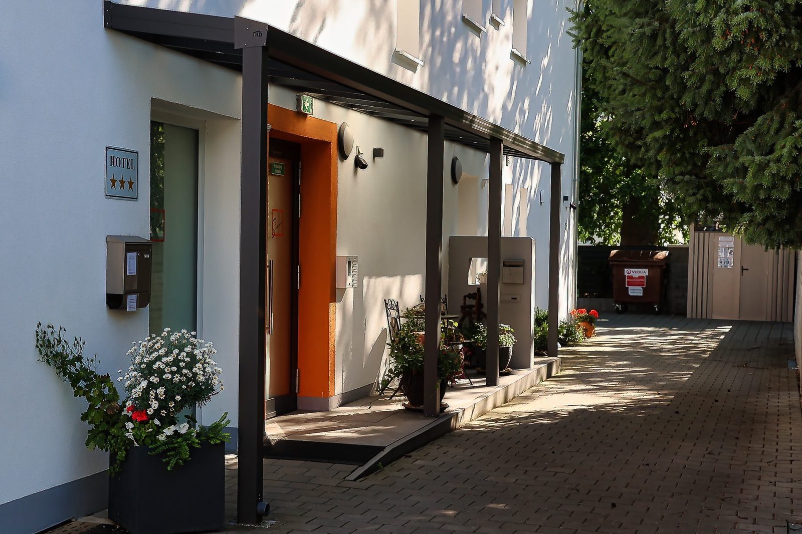 Überdachter Hoteleingang mit Blumen