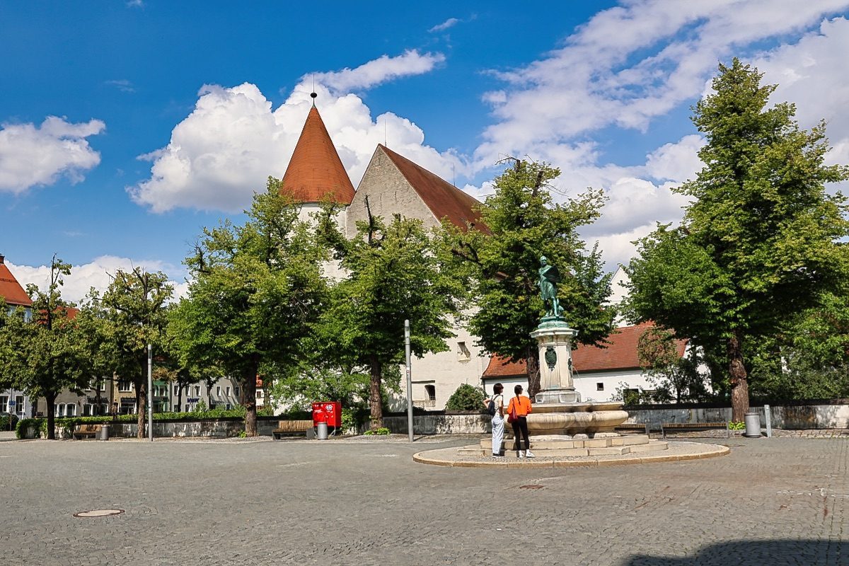 Historischer Platz mit Brunnen