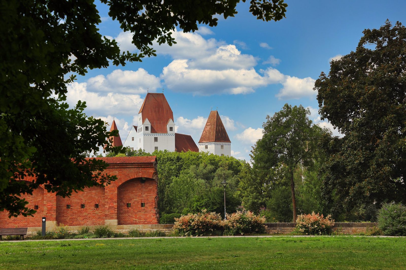 Schlosstürme über dem Grüngürtel