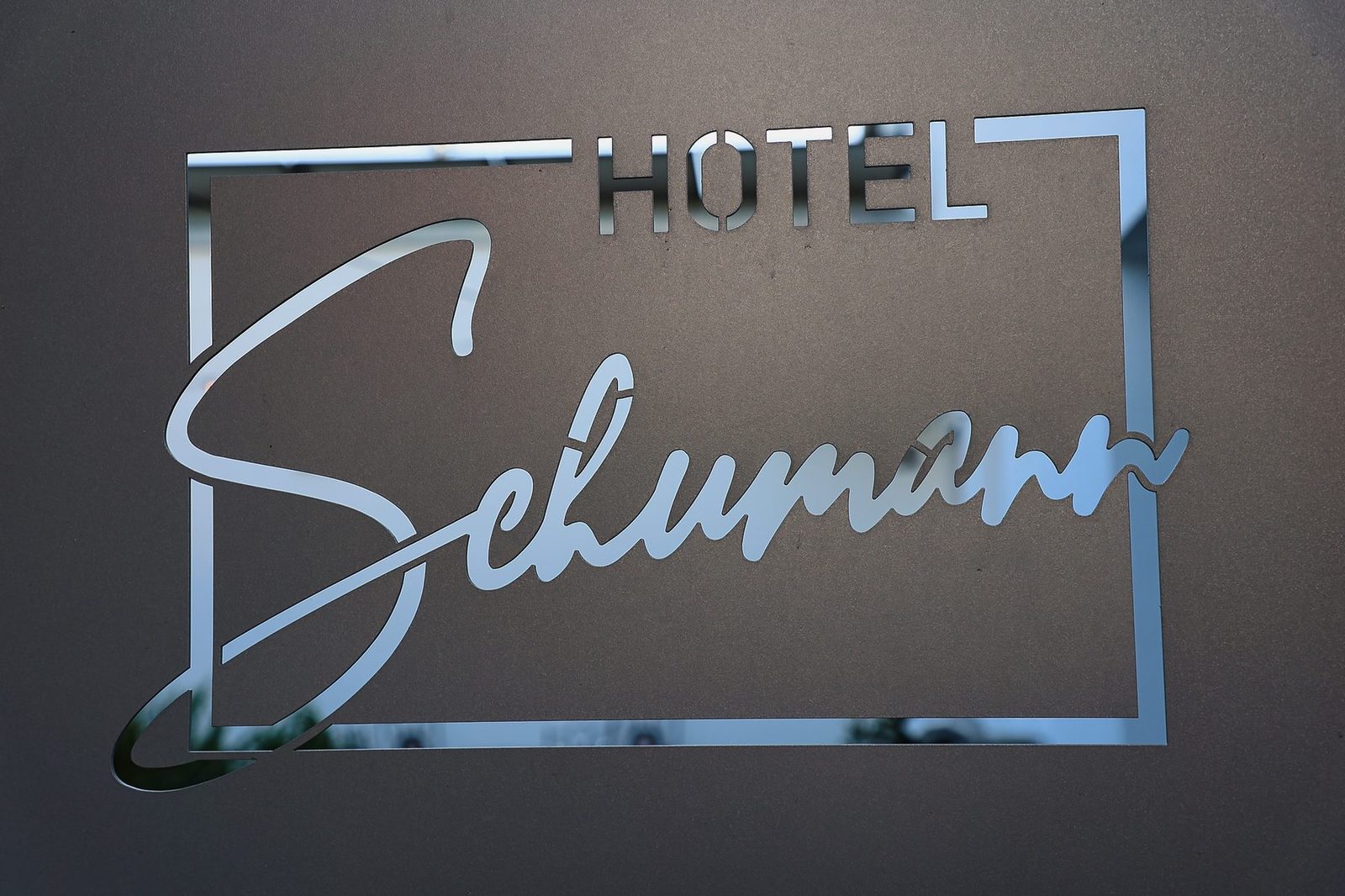 Hotel-Schumann-Schriftzug auf Glas